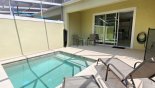 Coverel lanai with patio table & 2 chairs - www.iwantavilla.com is the best in Orlando vacation Townhouse rentals