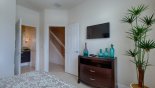 Orlando Townhouse for rent direct from owner, check out the Ground floor bedroom with wall mounted LCD cable TV & access to Jack & Jill bathroom