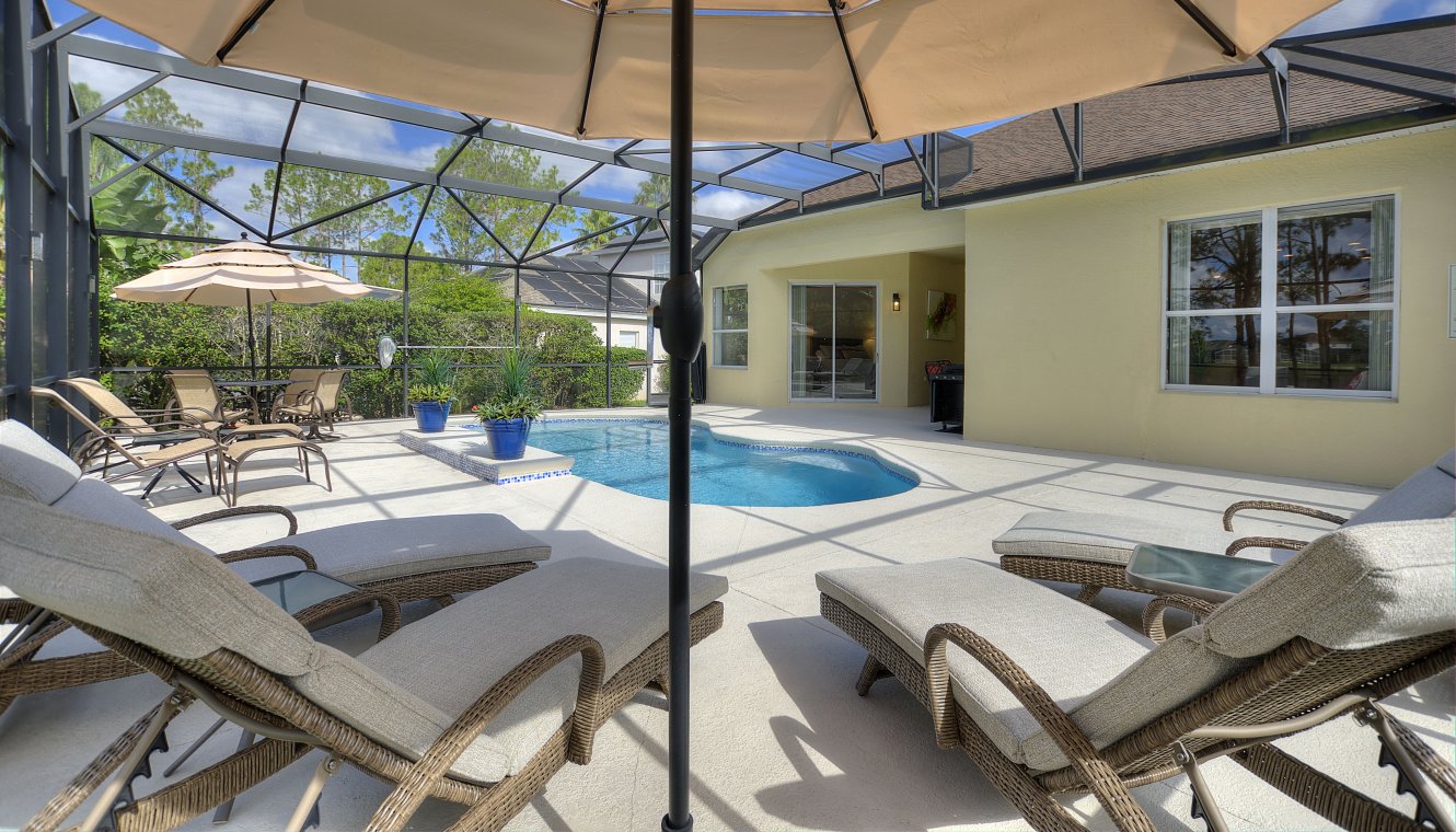 Pool deck with 6 sun loungers for your sunbathing comfort