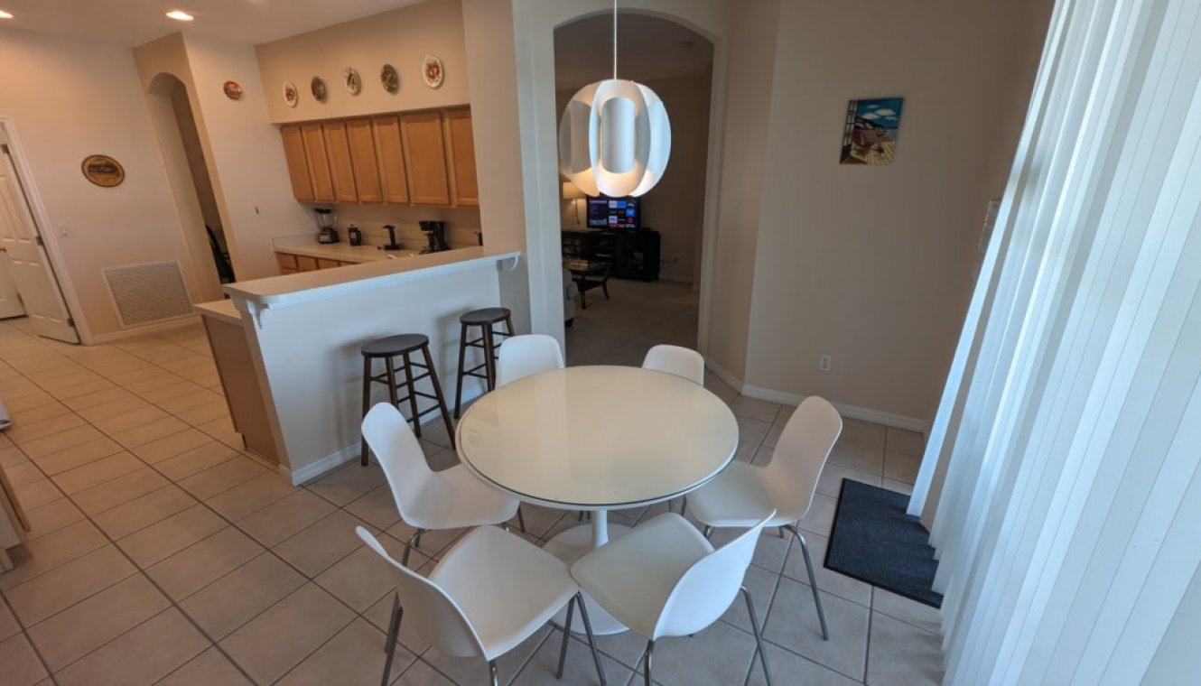 Breakfast nook seating 6 with views onto the pool deck