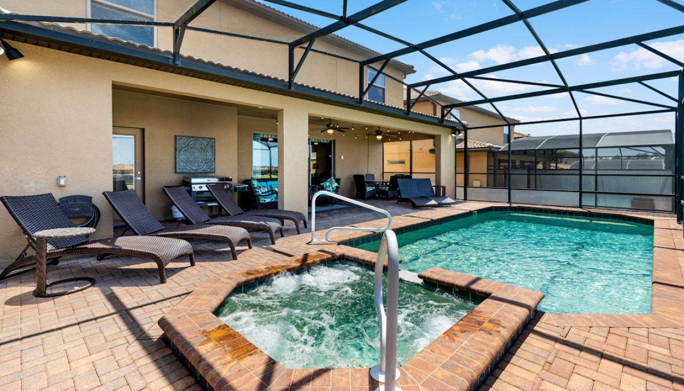 Pool deck with 6 comfortable sun loungers